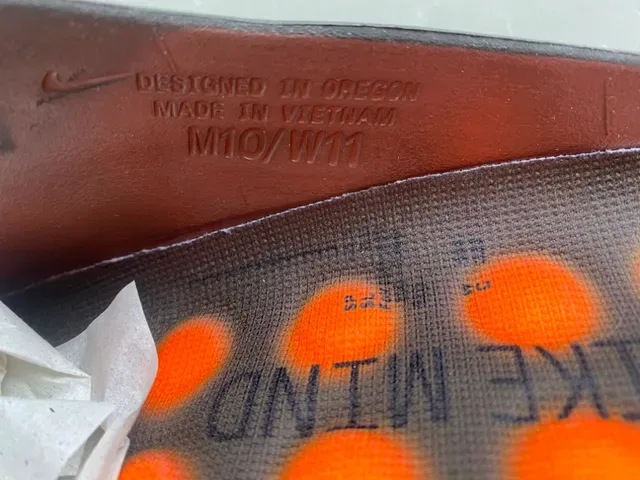 Nike أسود وبرتقالي سليب أون سكالبتد ويفي ميد سول سنيكرز 10