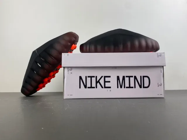 Nike أسود وبرتقالي سليب أون سكالبتد ويفي ميد سول سنيكرز 17