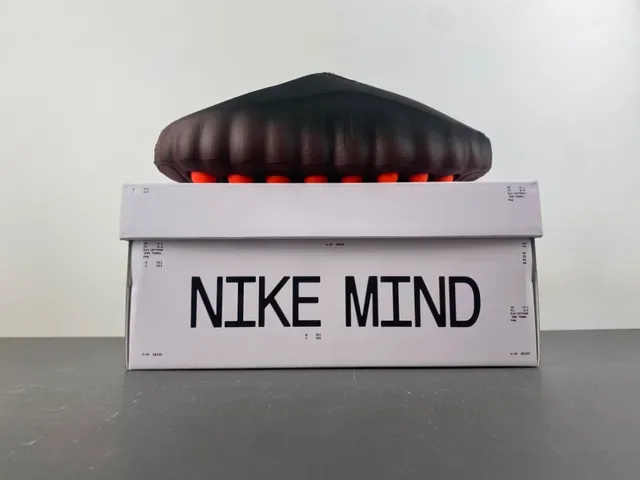 Nike أسود وبرتقالي سليب أون سكالبتد ويفي ميد سول سنيكرز 18
