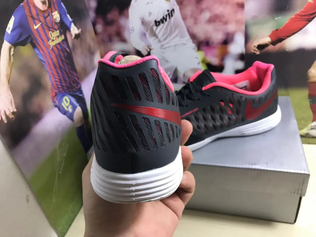 Nike Zapatos de fútbol indoor con puntera acolchada perforada sintética negra y rosa 2