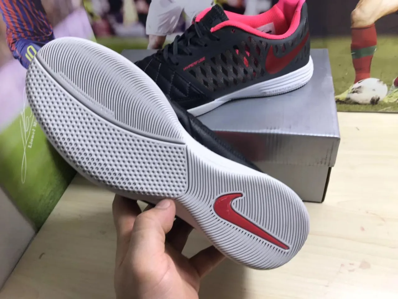 Nike Zapatos de fútbol indoor con puntera acolchada perforada sintética negra y rosa 3