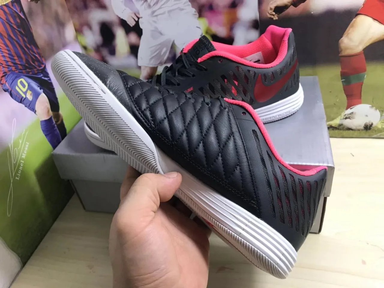 Nike Zapatos de fútbol indoor con puntera acolchada perforada sintética negra y rosa 5