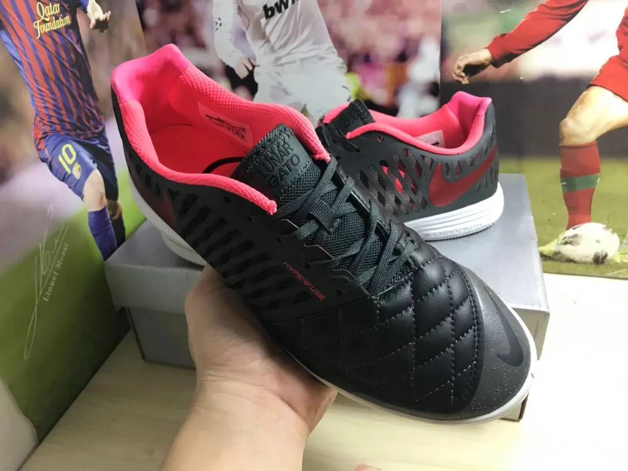 Nike Zapatos de fútbol indoor con puntera acolchada perforada sintética negra y rosa 6