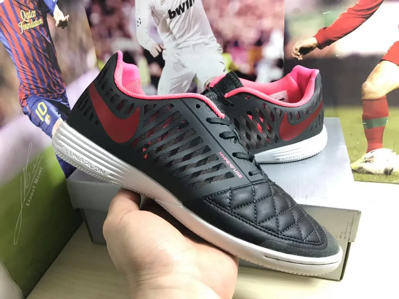 Nike Zapatos de fútbol indoor con puntera acolchada perforada sintética negra y rosa 7
