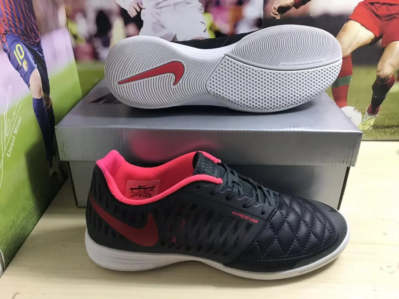 Nike Zapatos de fútbol indoor con puntera acolchada perforada sintética negra y rosa 8