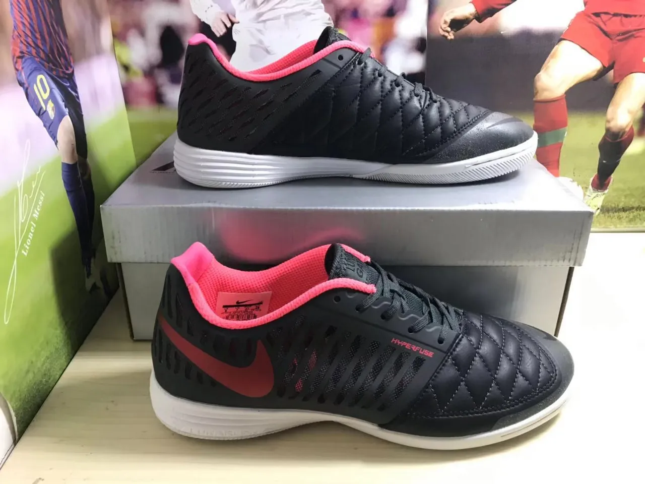 Nike Zapatos de fútbol indoor con puntera acolchada perforada sintética negra y rosa 9