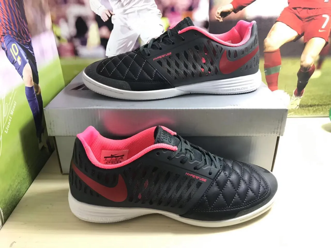 Nike Zapatos de fútbol indoor con puntera acolchada perforada sintética negra y rosa 10