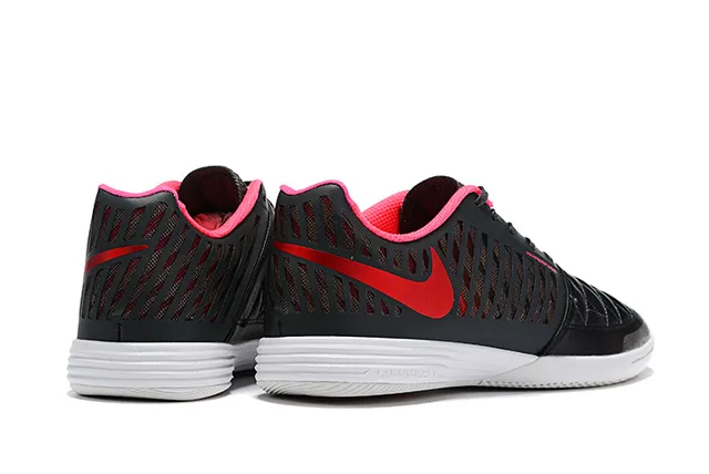 Nike Zapatos de fútbol indoor con puntera acolchada perforada sintética negra y rosa 11