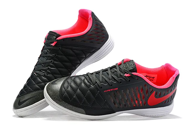 Nike Zapatos de fútbol indoor con puntera acolchada perforada sintética negra y rosa 13