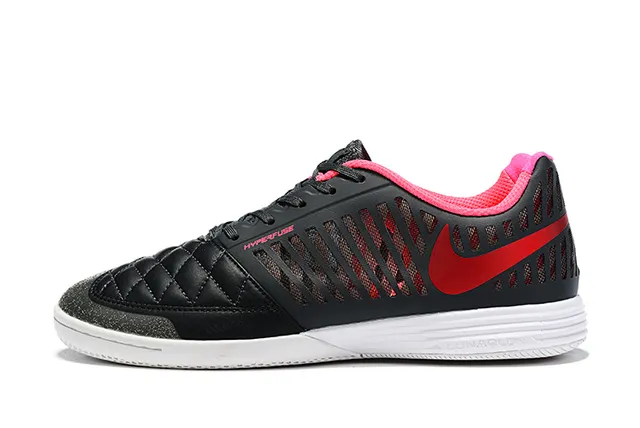 Nike Zapatos de fútbol indoor con puntera acolchada perforada sintética negra y rosa 16