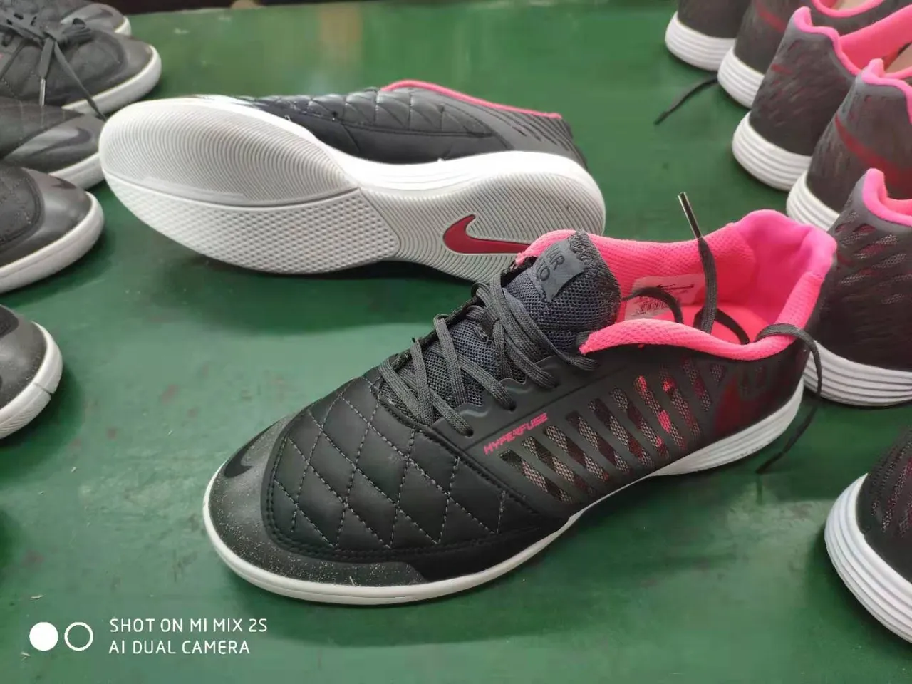 Nike Zapatos de fútbol indoor con puntera acolchada perforada sintética negra y rosa 17