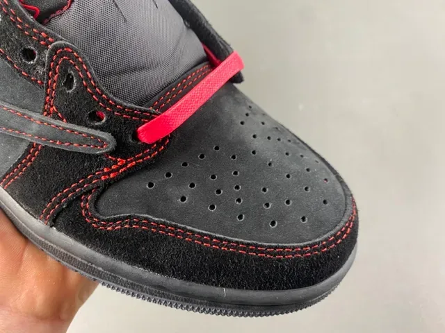 Nike 黑红麂皮和皮革鞋面对比缝线生活方式运动鞋 2