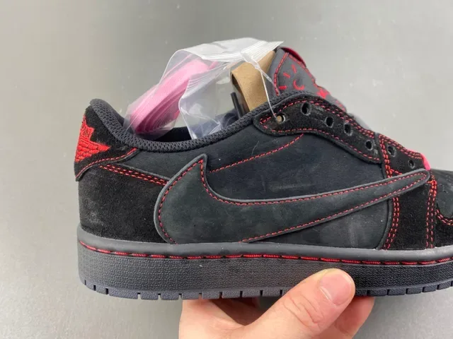 Nike 黑红麂皮和皮革鞋面对比缝线生活方式运动鞋 3