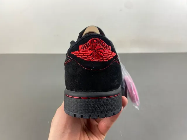 Nike 黑红麂皮和皮革鞋面对比缝线生活方式运动鞋 4