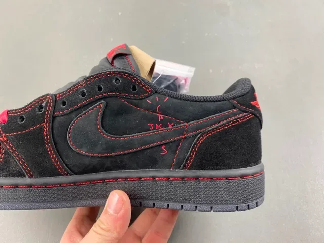 Nike 黑红麂皮和皮革鞋面对比缝线生活方式运动鞋 5