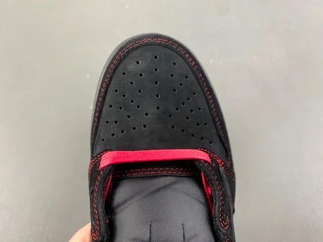 Nike 黑红麂皮和皮革鞋面对比缝线生活方式运动鞋 6
