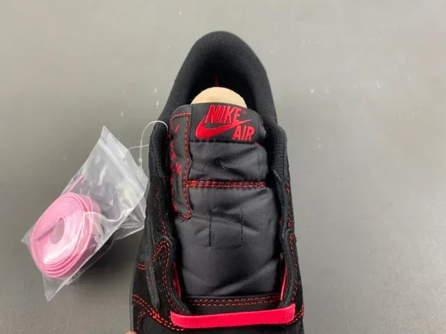 Nike 黑红麂皮和皮革鞋面对比缝线生活方式运动鞋 7