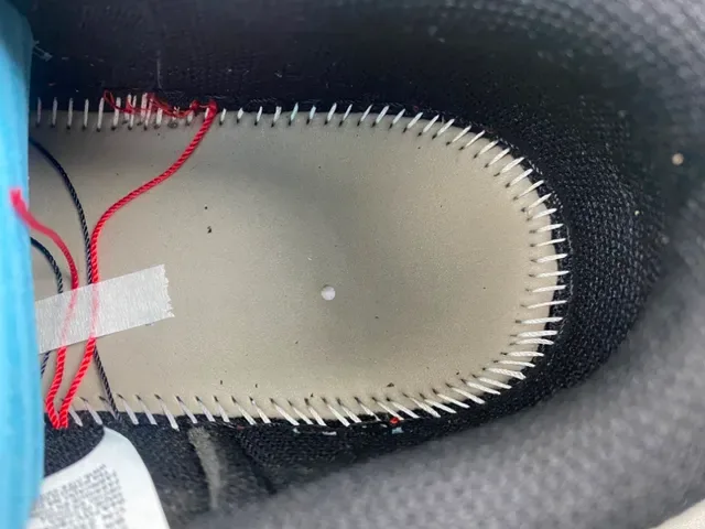 Nike 黑红麂皮和皮革鞋面对比缝线生活方式运动鞋 9