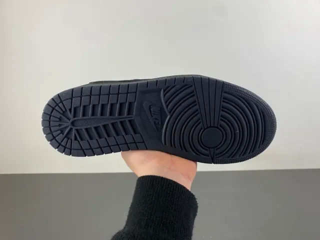 Nike 黑红麂皮和皮革鞋面对比缝线生活方式运动鞋 10