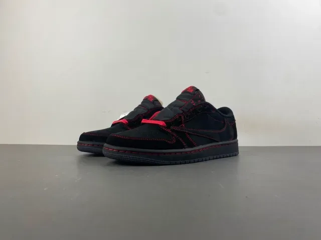 Nike 黑红麂皮和皮革鞋面对比缝线生活方式运动鞋 11