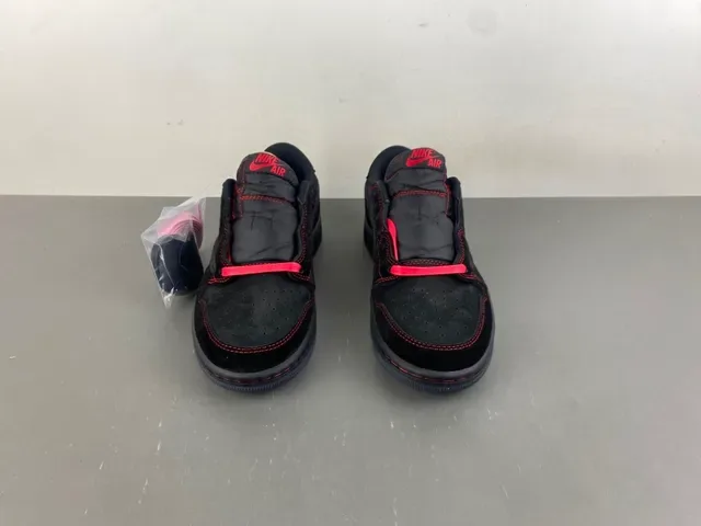 Nike 黑红麂皮和皮革鞋面对比缝线生活方式运动鞋 12