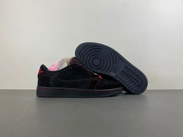 Nike 黑红麂皮和皮革鞋面对比缝线生活方式运动鞋 13
