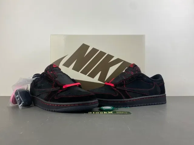 Nike 黑红麂皮和皮革鞋面对比缝线生活方式运动鞋 14