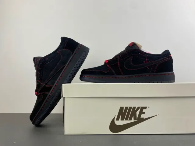 Nike 黑红麂皮和皮革鞋面对比缝线生活方式运动鞋 15