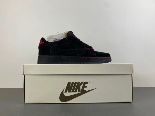 Nike 黑红麂皮和皮革鞋面对比缝线生活方式运动鞋 16