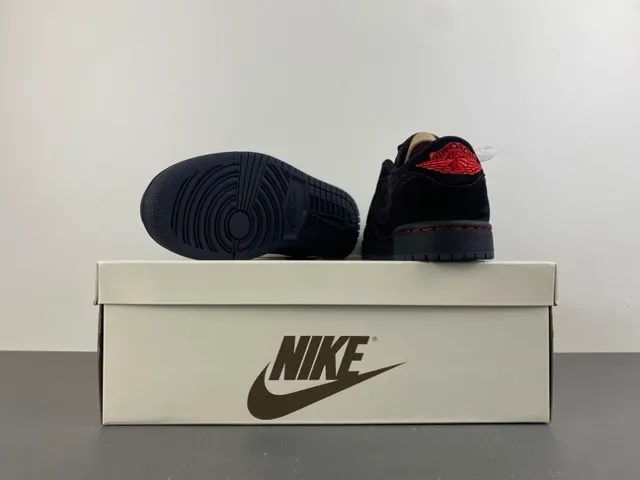Nike 黑红麂皮和皮革鞋面对比缝线生活方式运动鞋 17