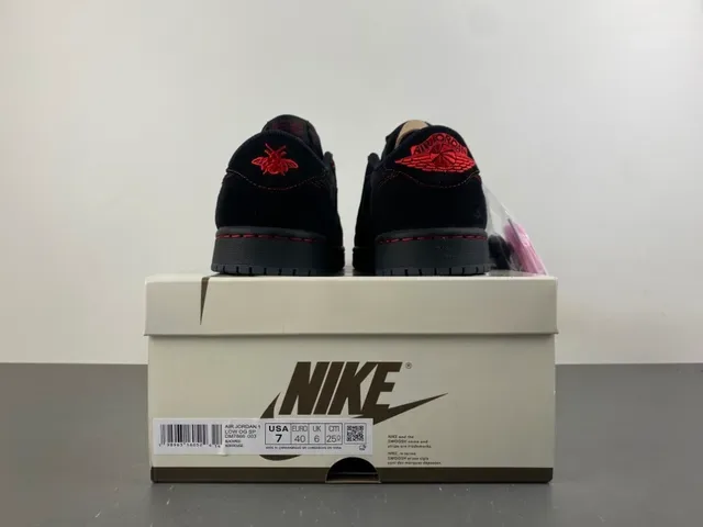 Nike 黑红麂皮和皮革鞋面对比缝线生活方式运动鞋 18