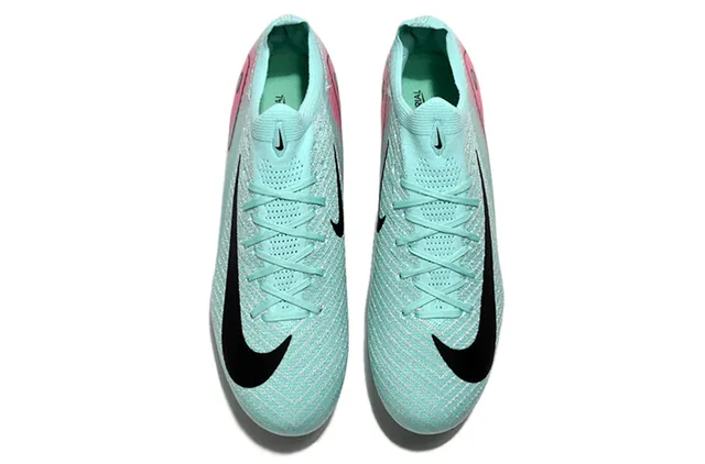 Nike Chaussures de football bleu rose en knit graphique dynamique pour terrain ferme 2