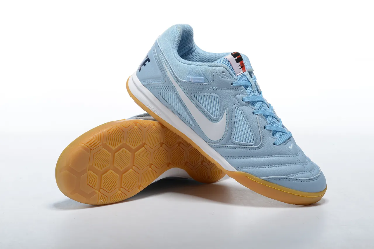 Nike Zapatos de fútbol indoor low-top con upper de cuero-malla híbrido color azul blanco 3