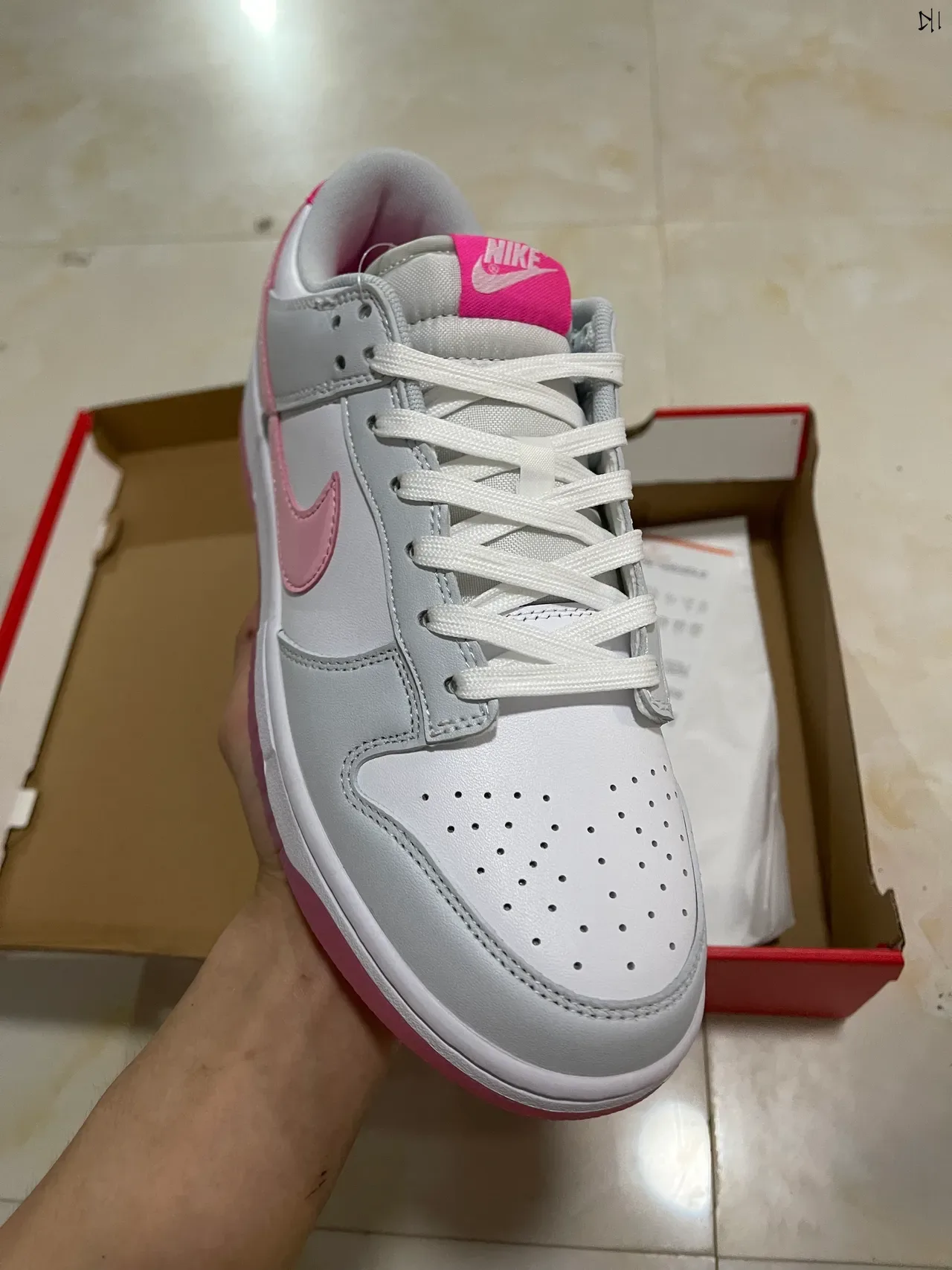 Nike Dunk Low brancos cinza rosa tênis lifestyle 2