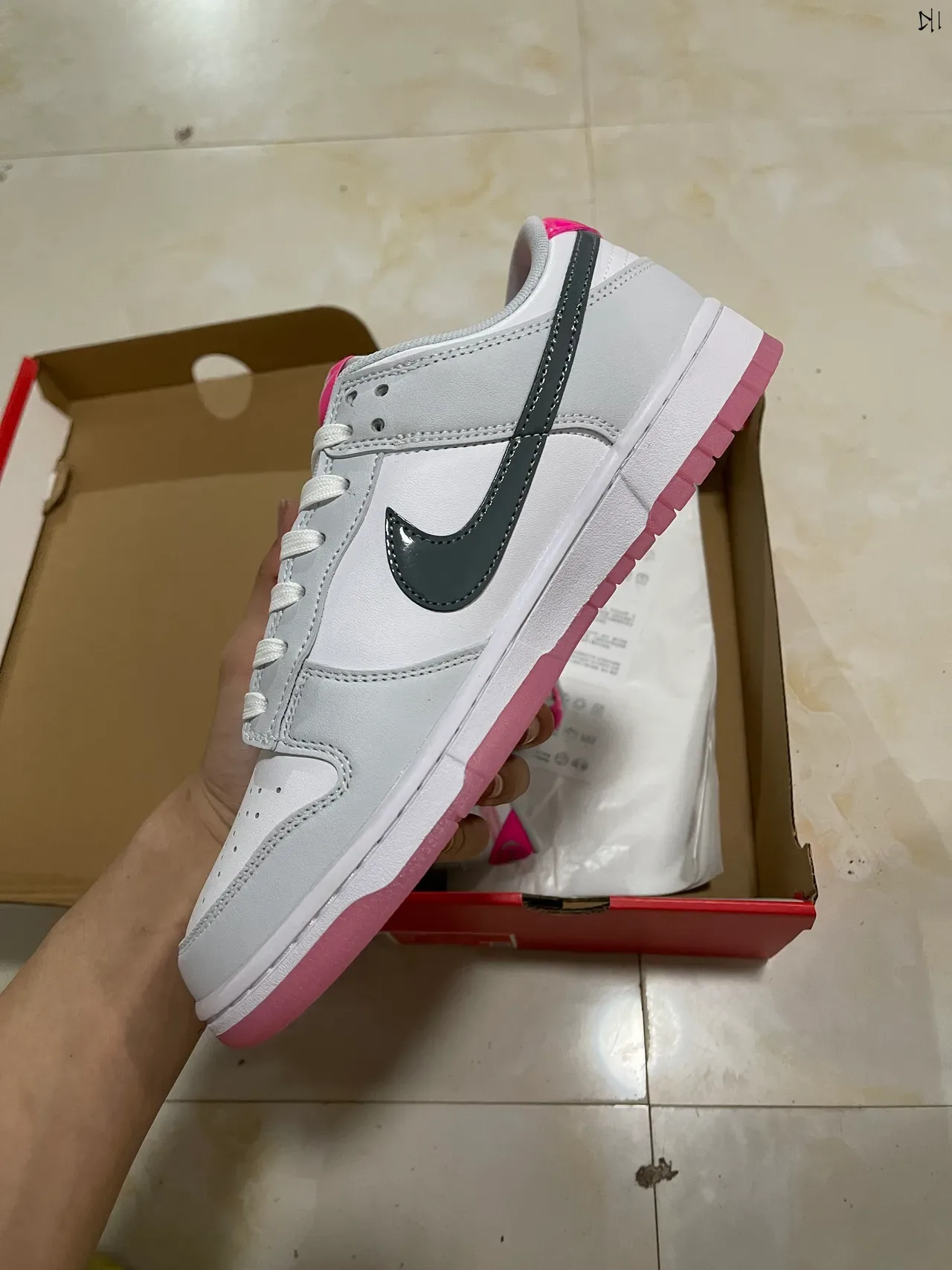 Nike Dunk Low brancos cinza rosa tênis lifestyle 4