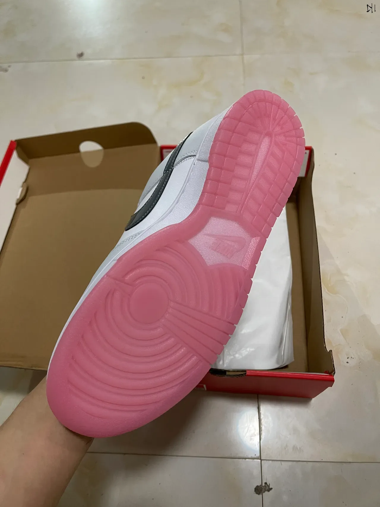Nike Dunk Low brancos cinza rosa tênis lifestyle 5