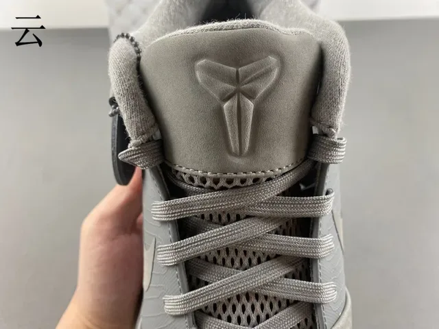 Nike Kobe 篮球鞋 单色灰 高帮篮球鞋 4