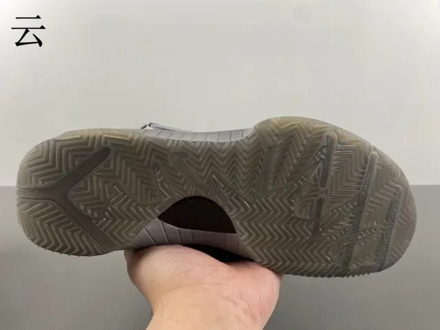 Nike Kobe 篮球鞋 单色灰 高帮篮球鞋 6