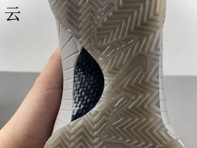 Nike Kobe 篮球鞋 单色灰 高帮篮球鞋 7