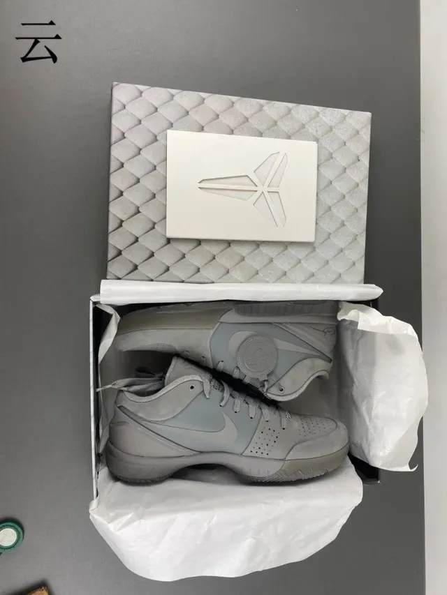 Nike Kobe 篮球鞋 单色灰 高帮篮球鞋 18
