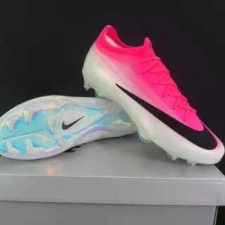 Nike Mercurial Vapor Chaussures de Football Noir et Rose à pointe basse et ajustement chaussette pour terrain ferme