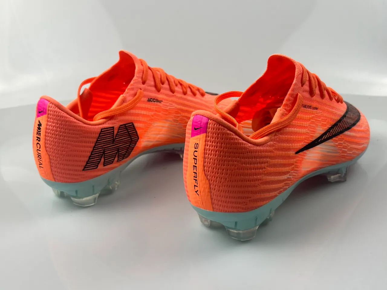 Nike नारंगी काली Flyweave किनिट ऊपरी सलवटेदार बनावट फर्म-ग्राउंड फुटबॉल जूते 2