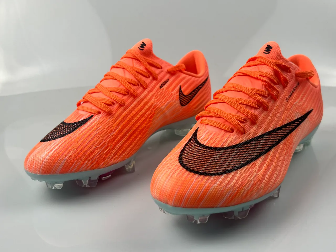 Nike नारंगी काली Flyweave किनिट ऊपरी सलवटेदार बनावट फर्म-ग्राउंड फुटबॉल जूते 3