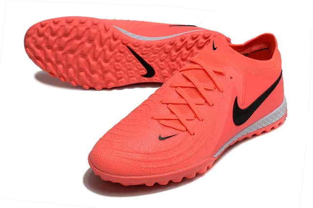 Nike Tênis de futebol laranja e preto com upper de malha, gola baixa para gramado artificial 4