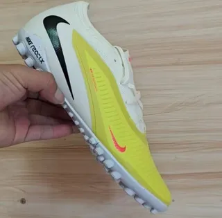 Nike Phantom GT Chaussures de soccer pour gazon artificiel jaune beige upper en tricot lacets asymétriques coupe basse 8