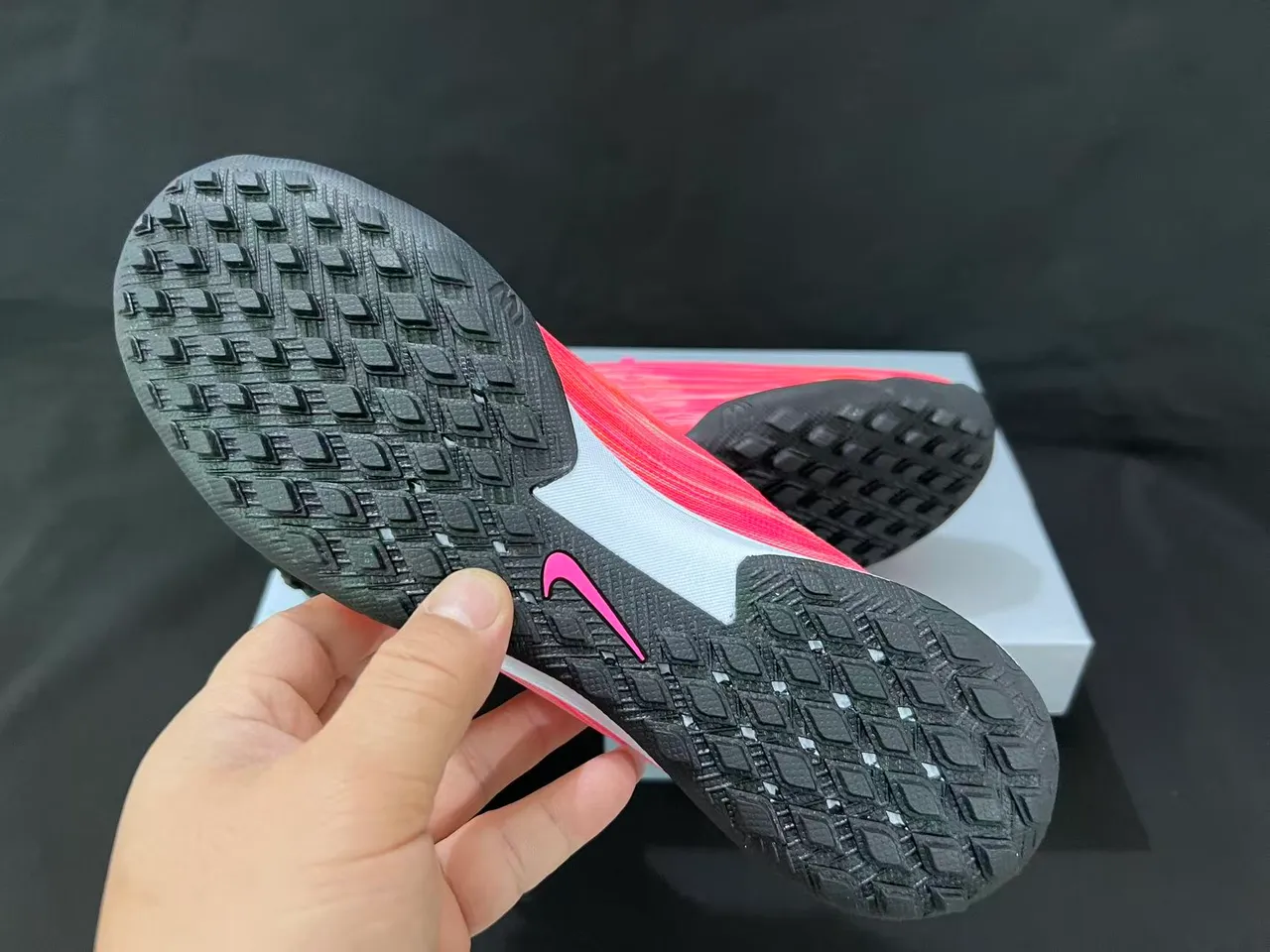 Nike Pink Black Low-Cut Shoe Gradient Knit Upper Turf Soccer Shoes 9