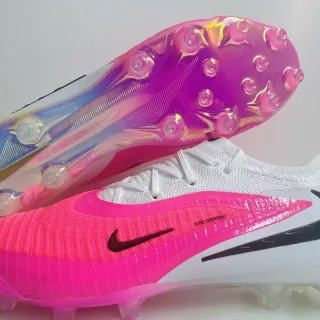 Nike Chaussures de football rose et blanc avec upper tricot, col low-cut, terrain ferme
