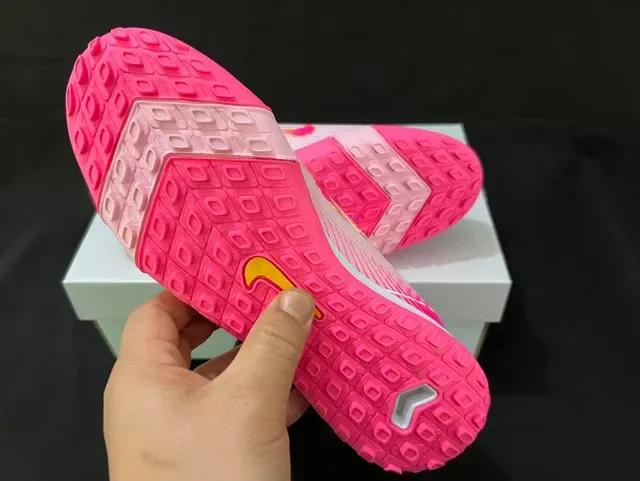 Nike Zapatillas de fútbol indoor rosa blanco con upper de knit silueta low-cut 9