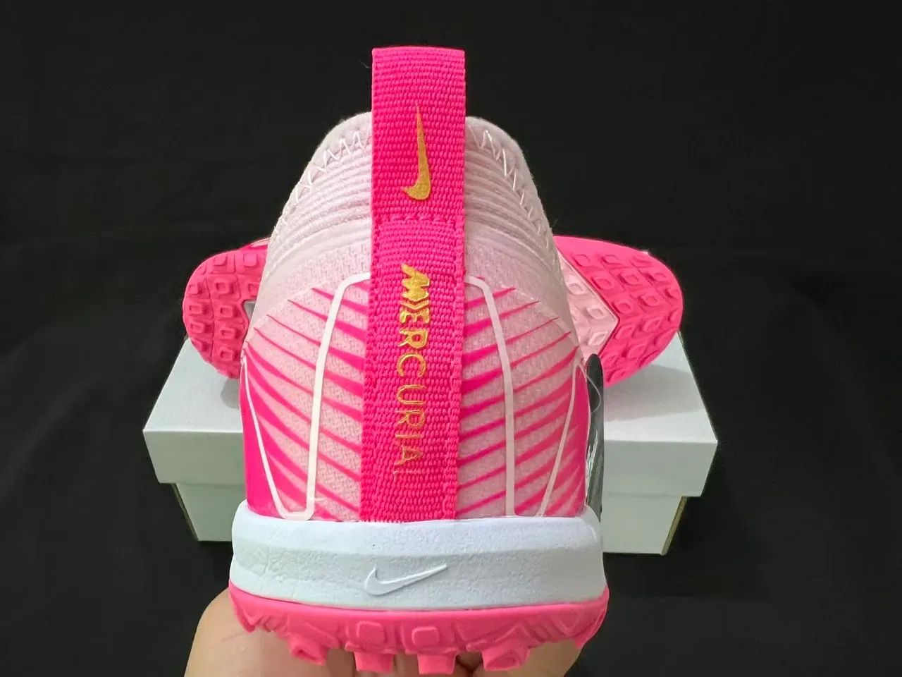 Nike Zapatillas de fútbol indoor rosa blanco con upper de knit silueta low-cut 10