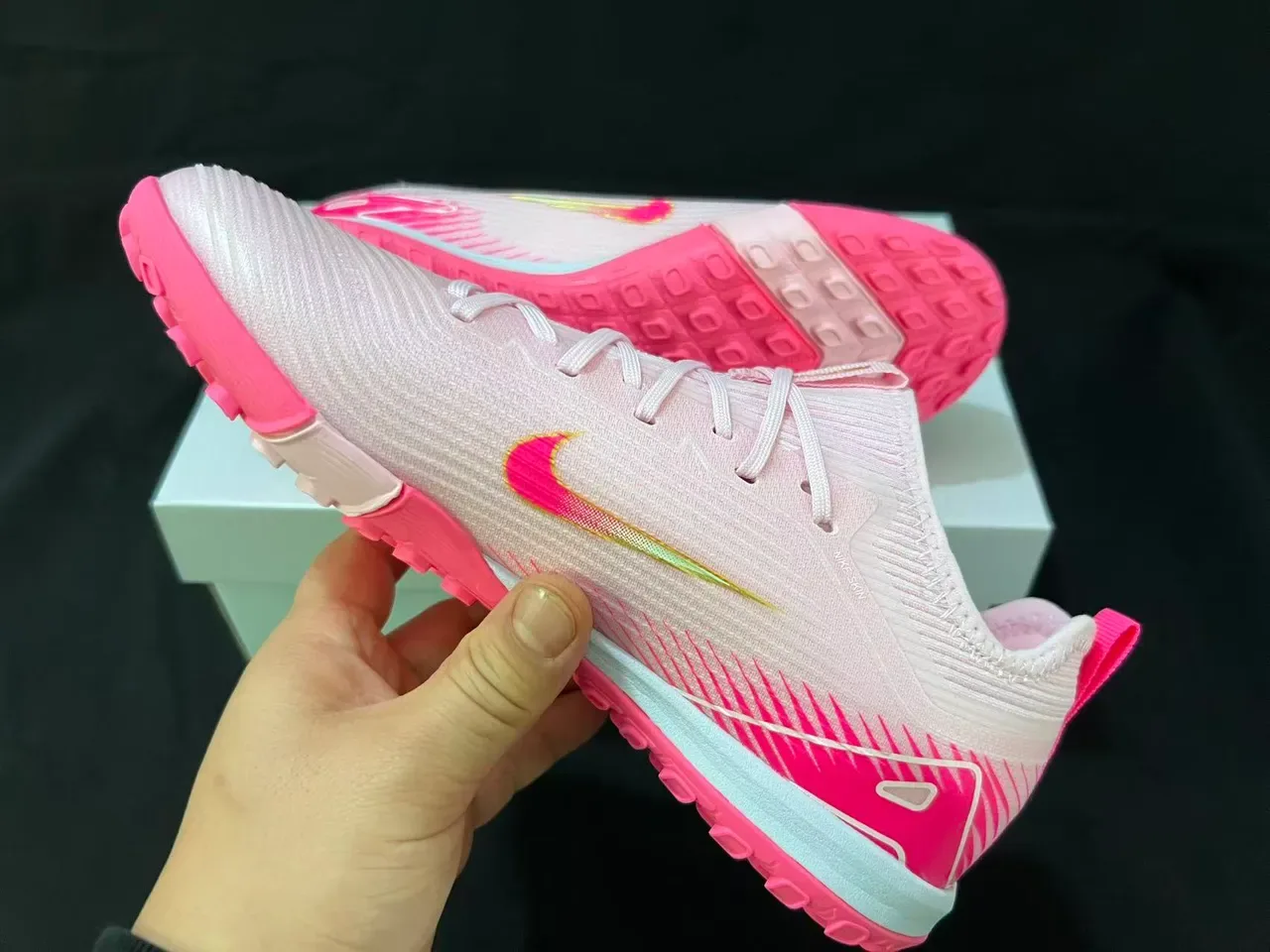 Nike Zapatillas de fútbol indoor rosa blanco con upper de knit silueta low-cut 11